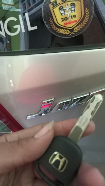 Buka Pintu Mobil Terkunci
